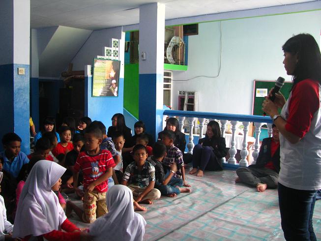 Ibu Heni sedang membawakan materi di depan anak-anak Panti Asuhan