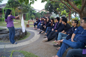 Ibu Henilia Memberikan Pelatihan Kepada Para Perserta Kanna1