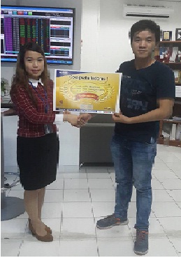 Penyerahan Penghargaan oleh Ibu Lilis kepada pemenang