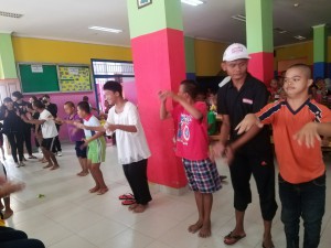 Anggota panti membawakan tari Tor-tor