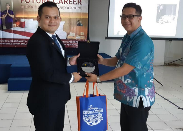 Kuliah Tamu Future Career in Room Division Department