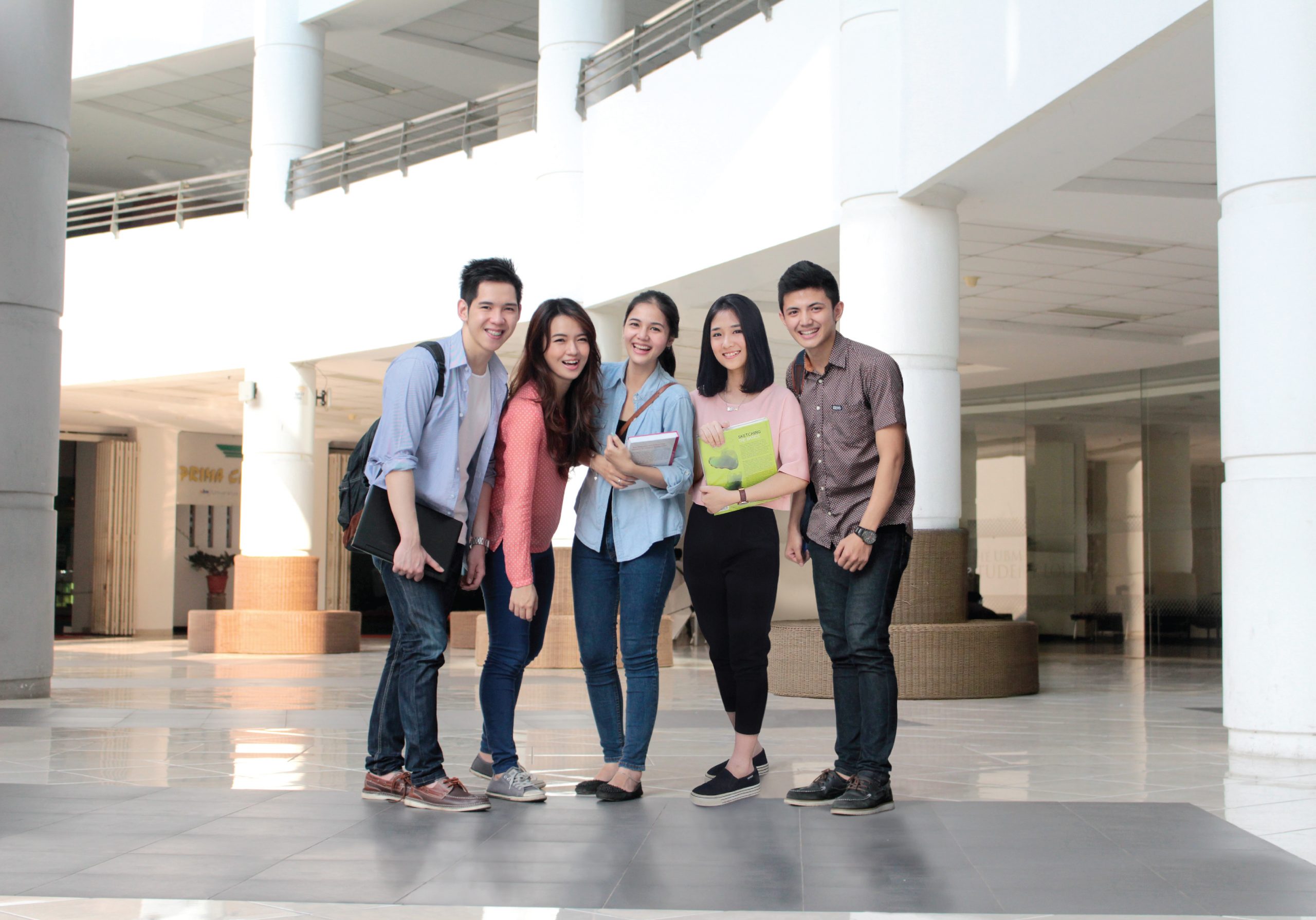 Gambar sekelompok mahasiswa ubm sedang ceria