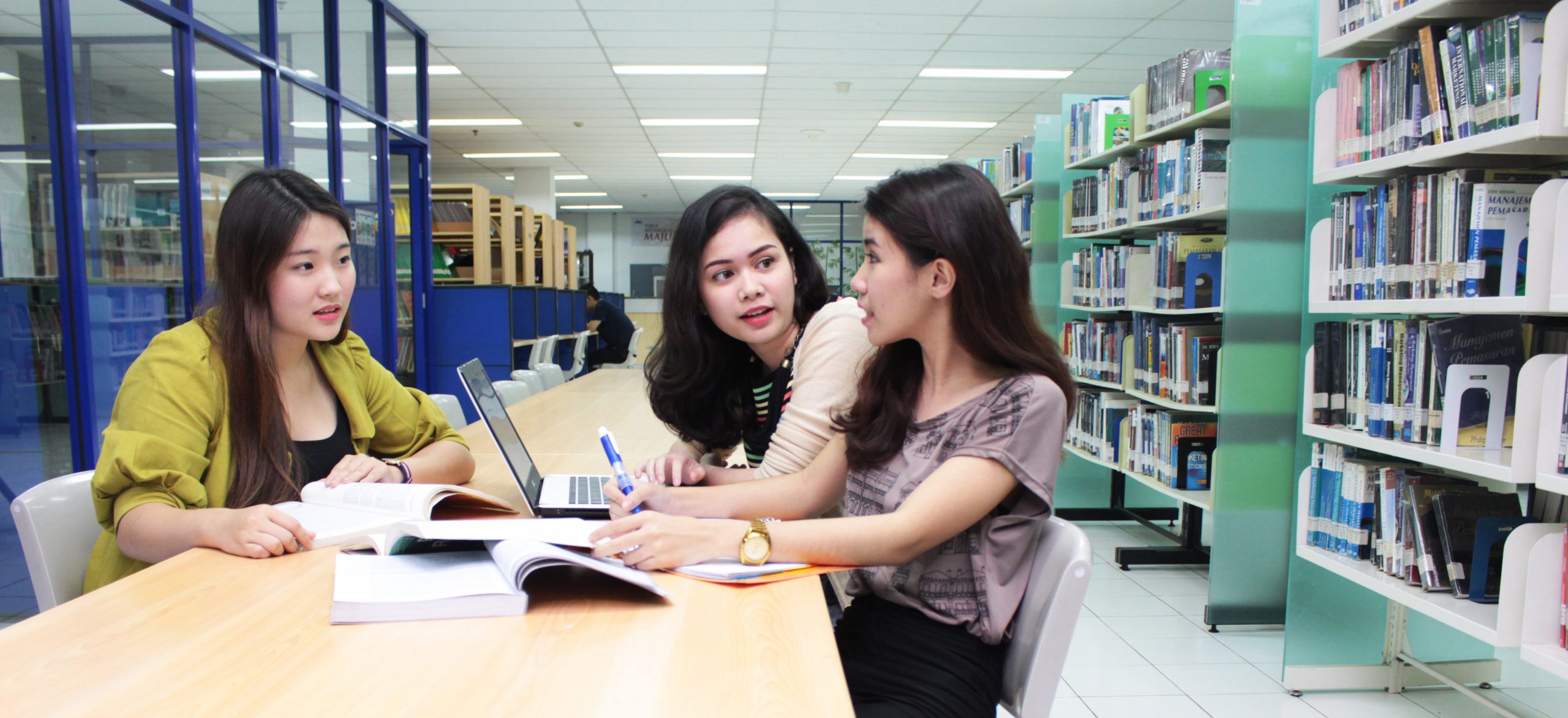 Gambar mahasiswa ubm bekerja kelompok