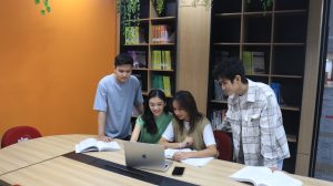 mahasiswa UBM sedang belajar kelompok di perpustakaan