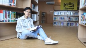 mahasiswa UBM sedang duduk di perpustakaan UBM Kampus Ancol