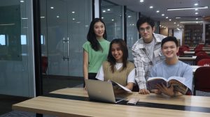 mahasiswa ubm sedang berkumpul di perpustakaan UBM