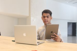 seorang mahasiswa sedang kuliah kelas karyawan melalui laptop