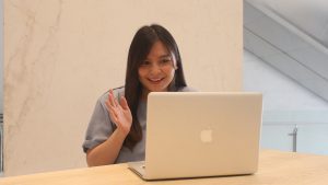 Mahasiswa sedang mengikuti kuliah online dari laptop