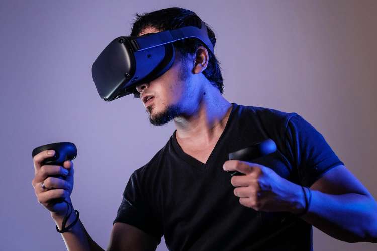 seorang pria bermain virtual reality