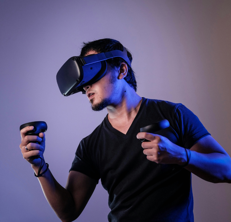 seorang pria bermain virtual reality