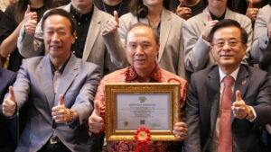 Bapak Djoko Susanto selaku pendiri Yayasan Pendidikan Bunda Mulia mengangkat sertifikat Akreditasi Unggul oleh BAN-PT, selagi berfoto dengan para tamu kehormatan.