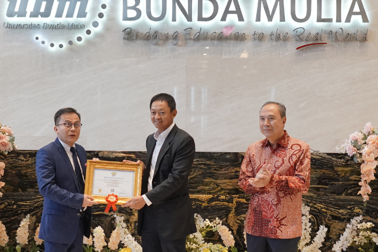 Foto penyerahan sertifikat akreditasi unggul dari Kepala LLDIKTI Wilayah III, Prof.Dr. Toni Toharudin, S.Si.,M.Sc kepada Bapak Rektor Doddy Surja Bajuadji.