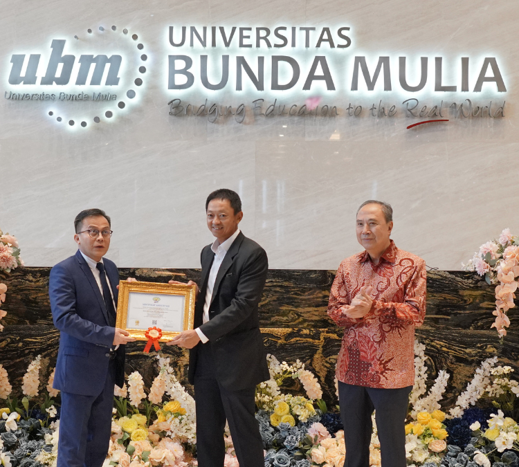 Foto penyerahan sertifikat akreditasi unggul dari Kepala LLDIKTI Wilayah III, Prof.Dr. Toni Toharudin, S.Si.,M.Sc kepada Bapak Rektor Doddy Surja Bajuadji.