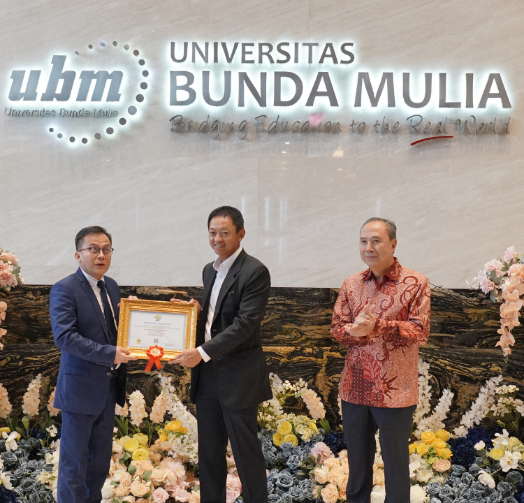 Foto penyerahan sertifikat akreditasi unggul dari Kepala LLDIKTI Wilayah III, Prof.Dr. Toni Toharudin, S.Si.,M.Sc kepada Bapak Rektor Doddy Surja Bajuadji.