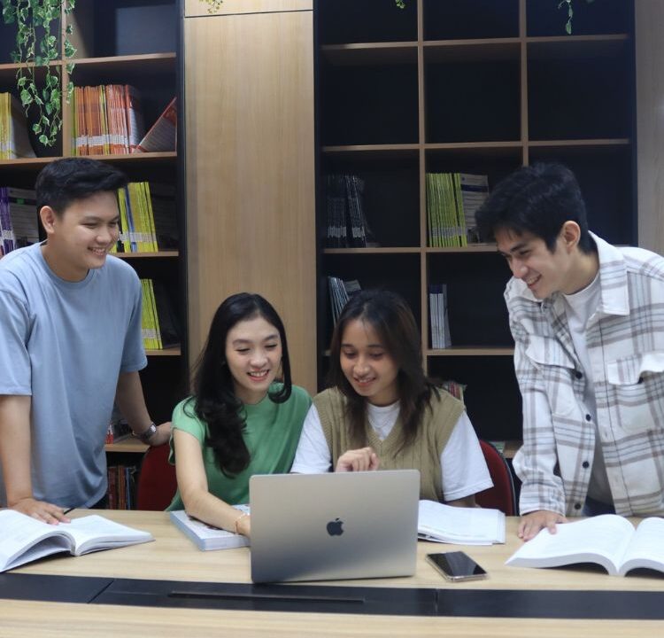 empat orang mahasiswa sedang belajar setelah memperoleh beasiswa program studi masa depan