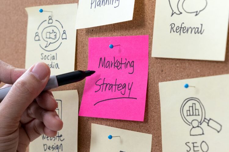 Seseorang sedang menyusun strategi marketing