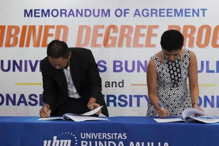 Penandatanganan MoA Combined Degree Program UBM & Monash
