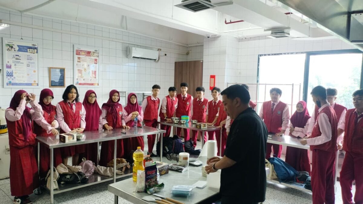 Decoration Cake with SMK Paramitha
