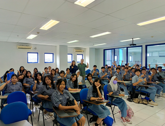 PENGABDIAN KEPADA MASYARAKAT “Campus Tour Onsite dan Trial Class SMA Tunas Dharma Karawang :