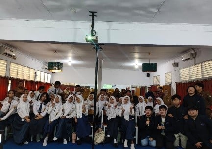 UBM Encourages Teachers and Students of SMPN 1 Tigaraksa to Prepare for the Era of Coding and AI