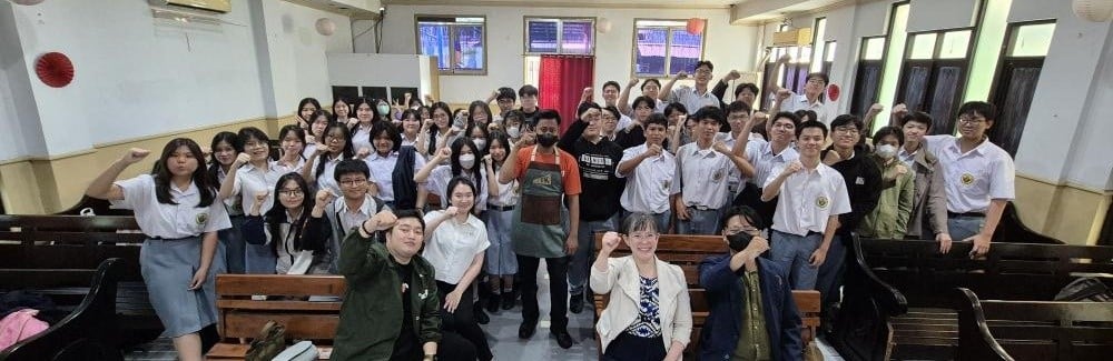 Seni Meracik Minuman: Keseruan Workshop “Mixing Drink” Hospar UBM di SMA Kristen Yusuf, Jakarta Utara