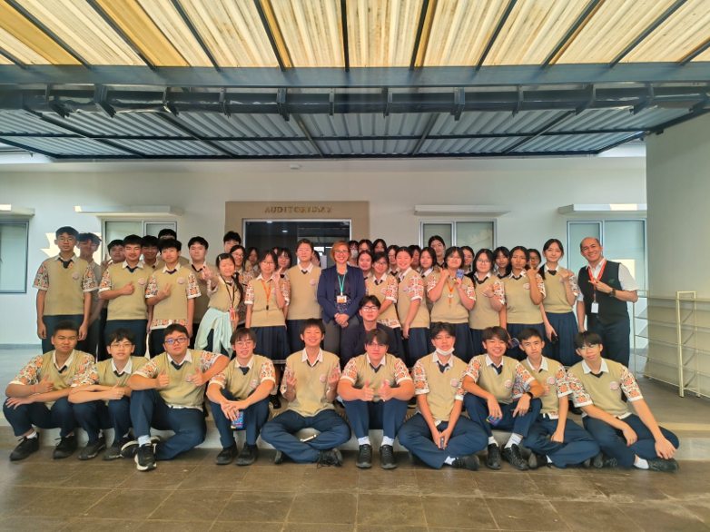 Pengabdian Kepada Masyarakat: Mendorong Jiwa Kewirausahaan Siswa melalui Pemaparan Materi Entrepreneurship di Narada School